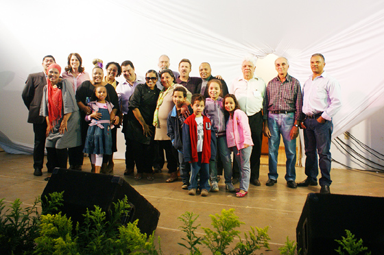 Vereadores Fabinho, Onilda, Nardo e Toninho com os integrantes do grupo gospel, com o vice-prefeito e secretários da Educação e da Promoção Social